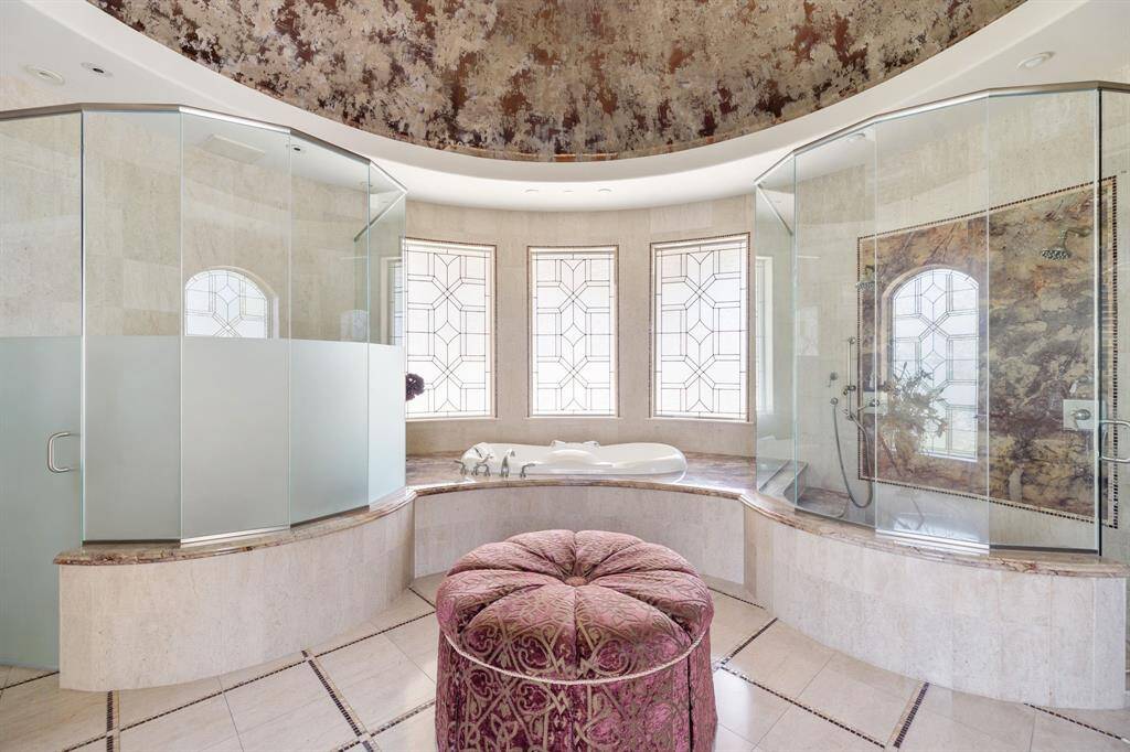 [Master Suite] Good morning, Gorgeous! Welcome to the Master Suite's Bathing Spa. The acoustics and flow of light are accentuated by dome ceiling with its illustrious faux finish.