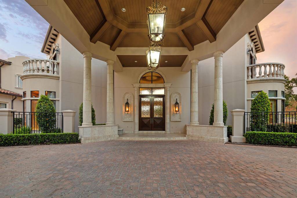 This Jack Preston Wood designed estate spans 1.19 acres, offering an unrivaled blend of sophistication and privacy, exuding timeless grace.