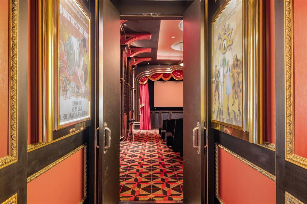[Theatre] Reminiscent of a 1920's movie Palace is the Majestic Movie Theatre! From the ticket stand...