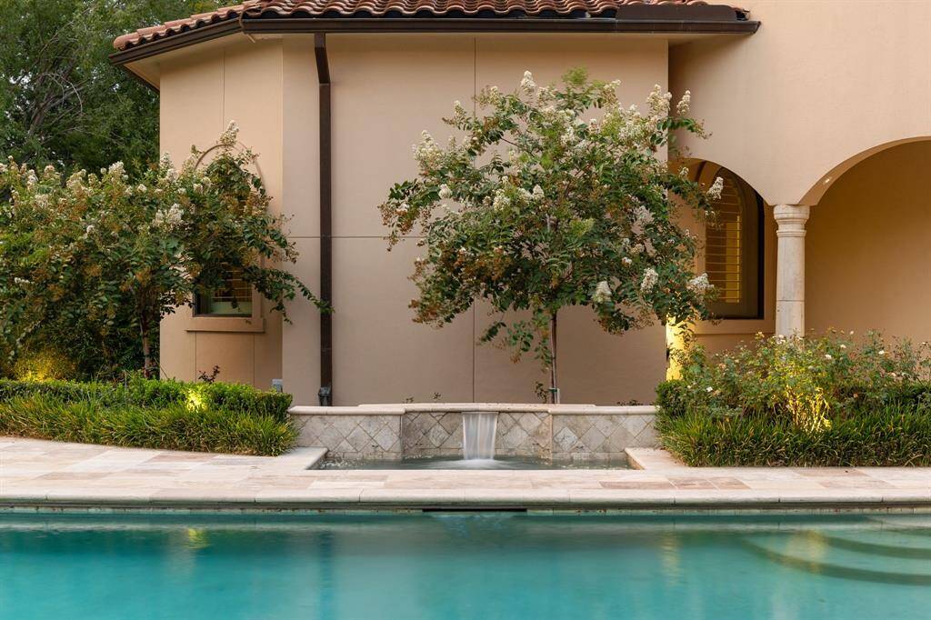[Heated Spa] A thin veil of water falls gently from the waterfall to the heated Spa.