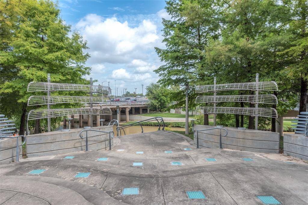 Allen's Landing where our city was originally founded is directly behind Bayou Lofts! This gives access to the miles of Buffalo Bayou Park's hike and bike trails!