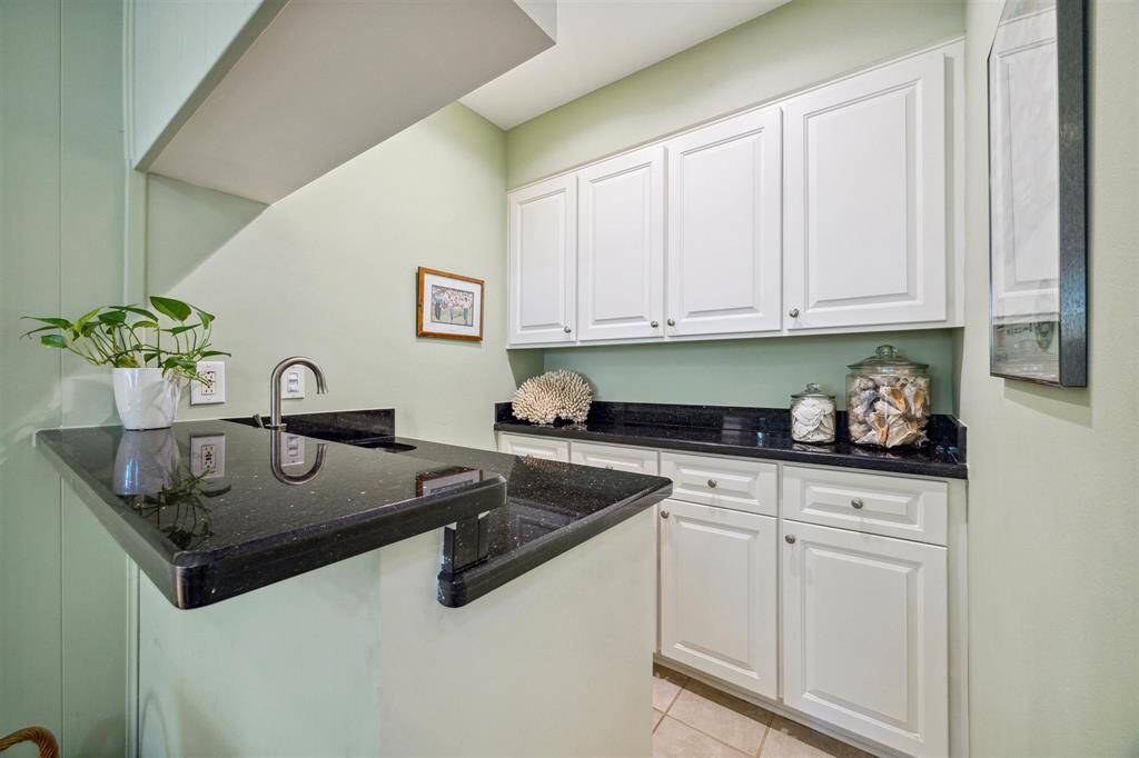 The wet bar creates a great entertaining space in the living room