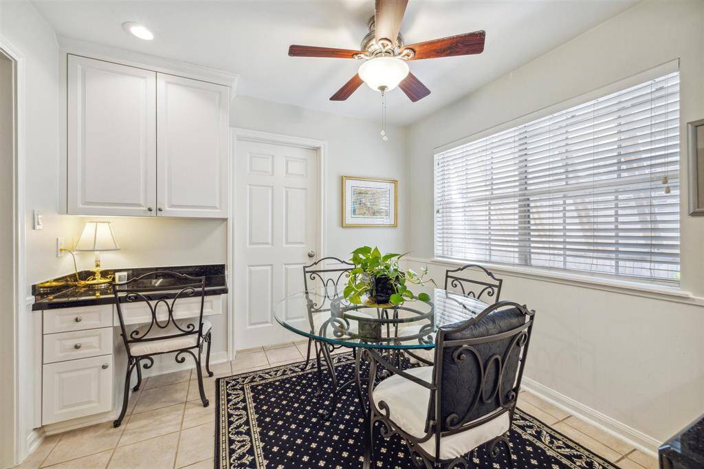 Breakfast area complete with built in workdesk
