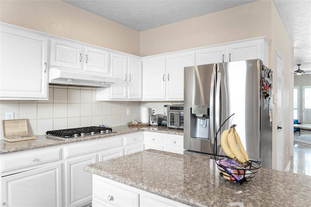 Look past the gas cooktop!