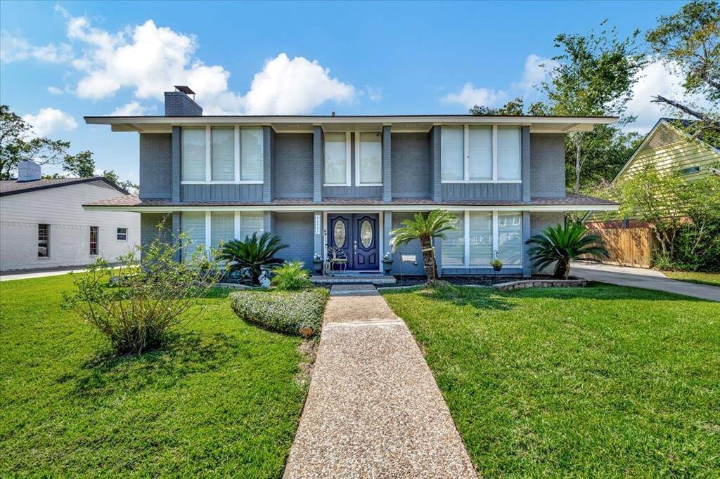 Welcome home to 1015 Willow Vale Dr!