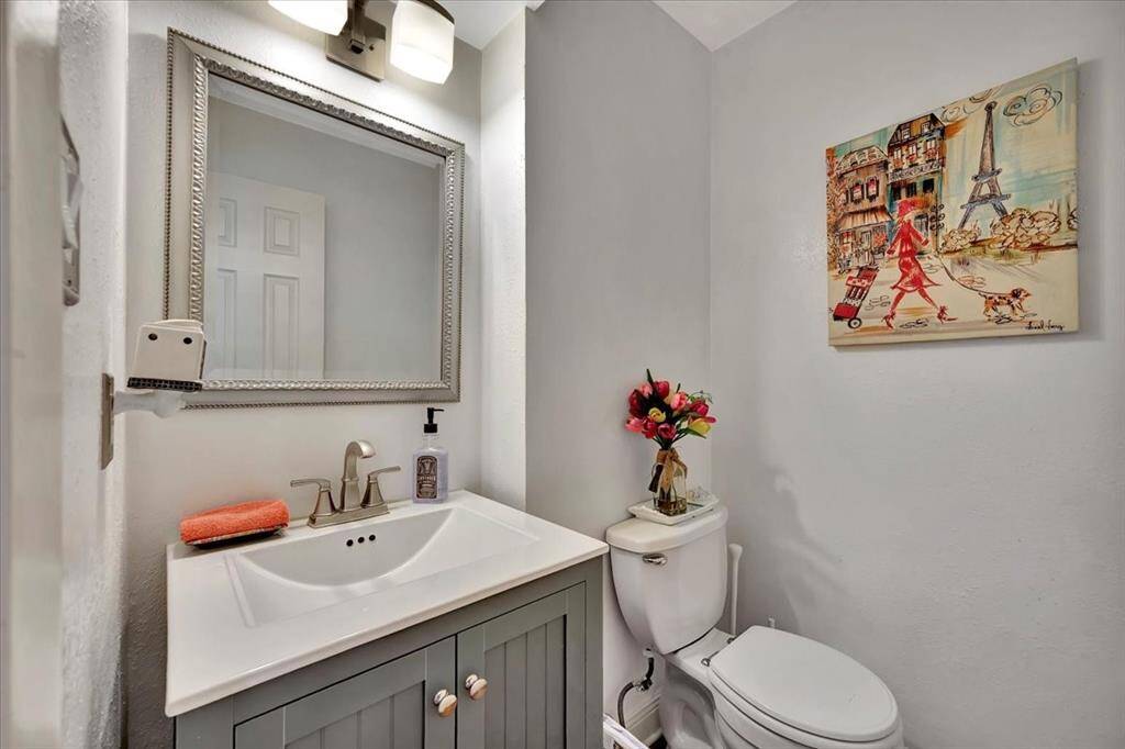Nice and spacious entry and plenty of room for a nice entry table.