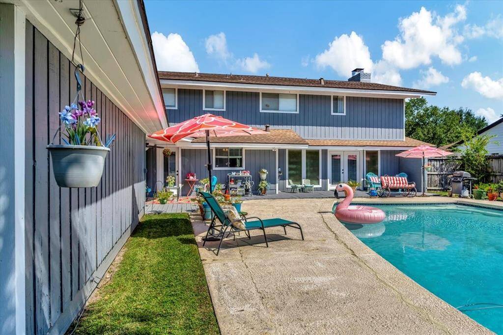 Come take a look at all this beautiful home has to offer.  In addition to the wonderful nearby park, a motor boat launch is just a few minutes away on NASA Pkwy.