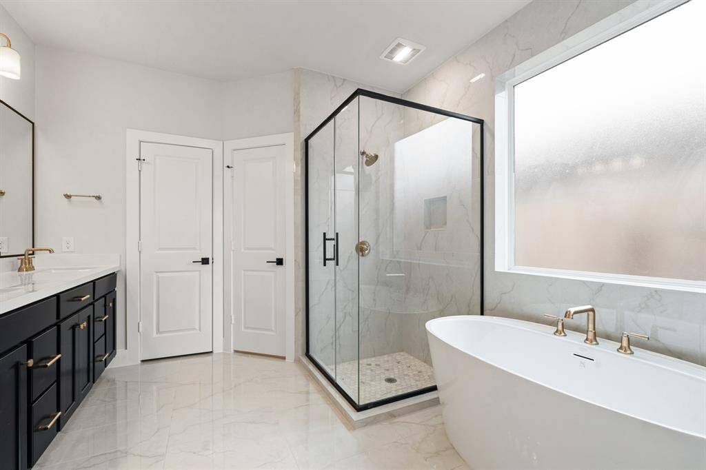 A relaxing soaking tub and a separate stand-up shower, providing a perfect blend of comfort and functionality.