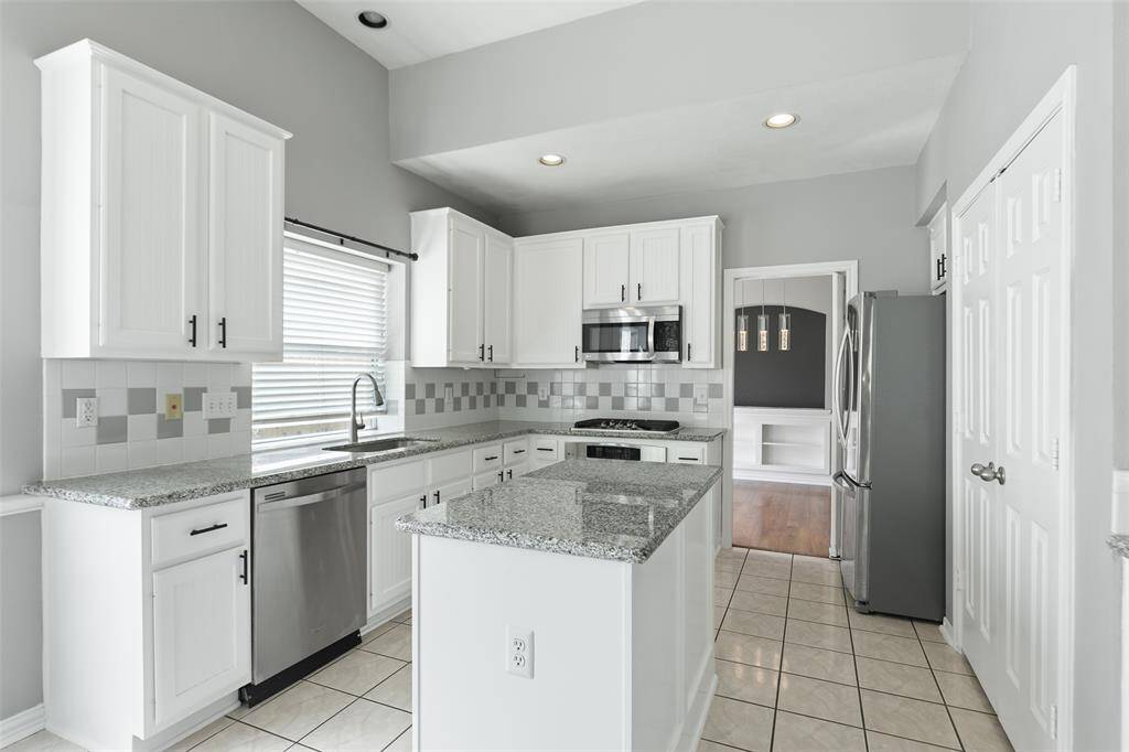Beautifully updated white cabinetry-so popular right now. Comes complete with pulls and knobs.