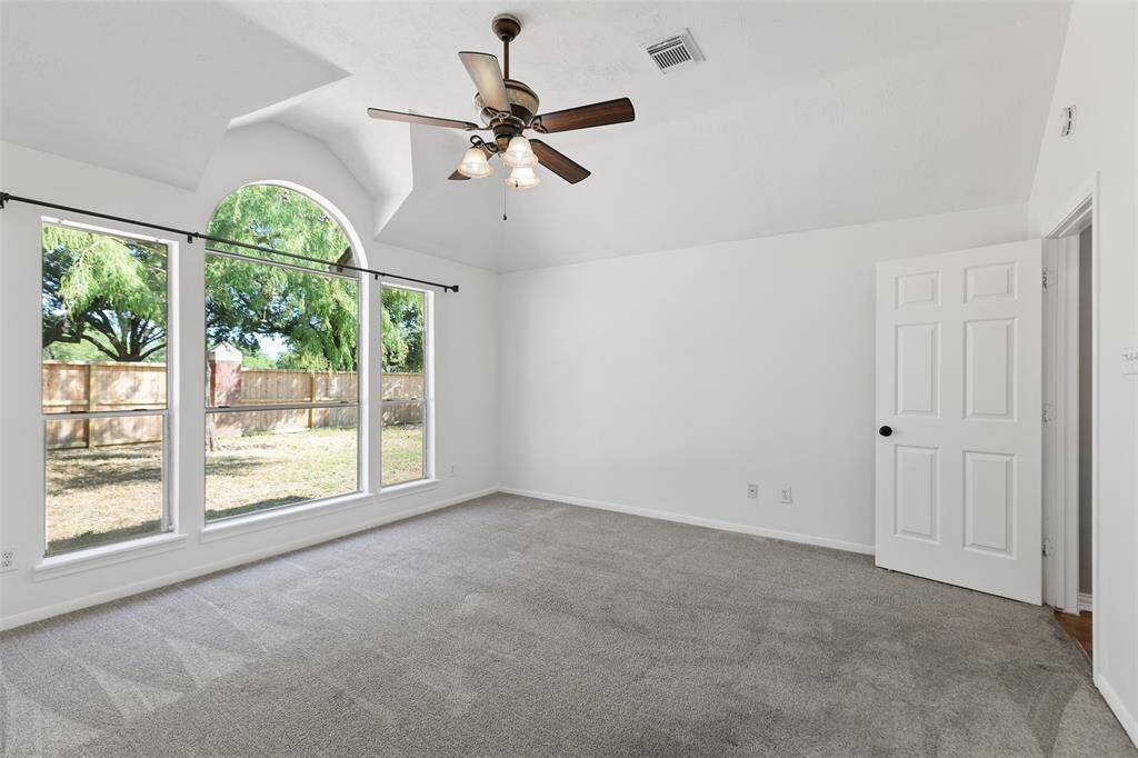 Ceiling fan and lots of room for your extra furnishings.