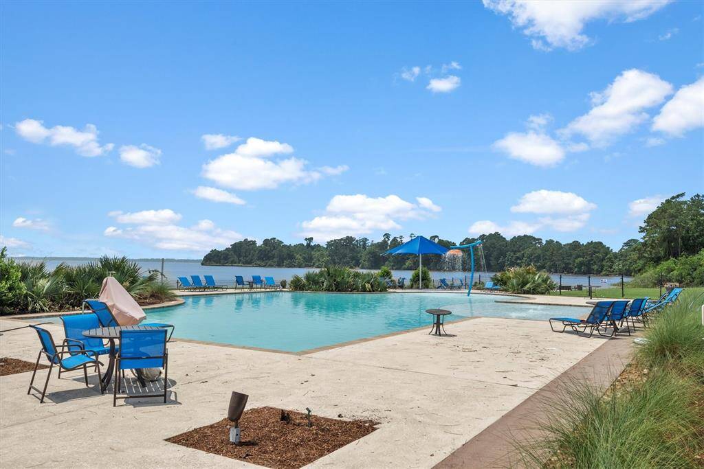Large pool located in the neighborhood!