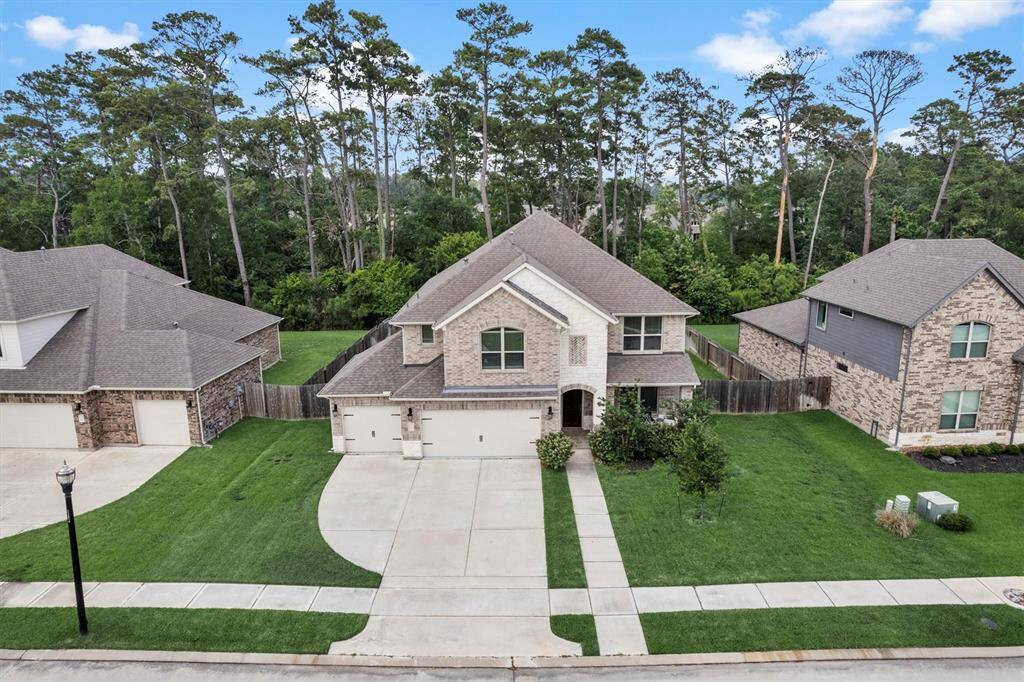 Welcome home to this lovely home located on Bridges on Lake Houston. This 4 bedrooms 3 1/2 baths is located on the canal with over 11,000sq ft back yard.