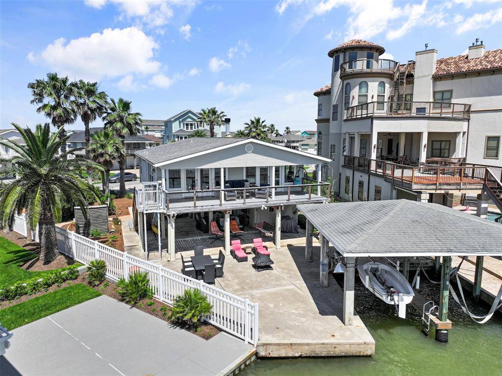 Welcome to this Bay View Beauty!