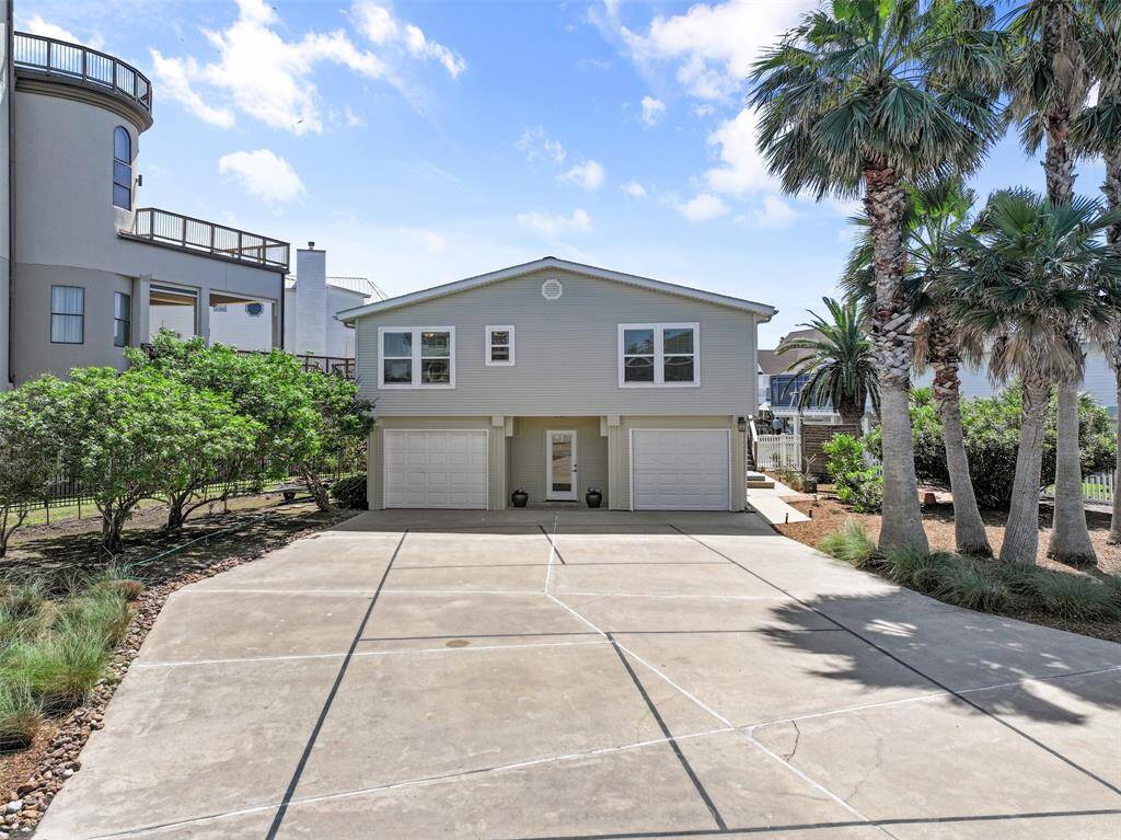 With a golf cart garage, car garage and enough parking for 8+, you'll easily be able to have company over!