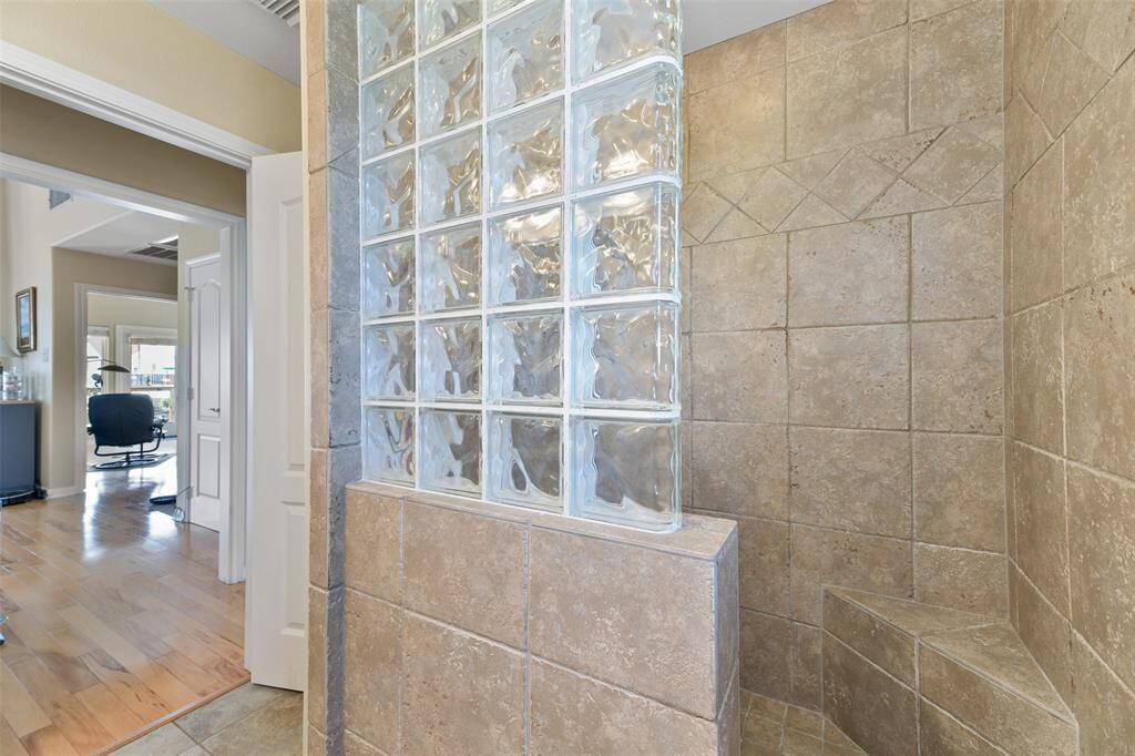 Guest Walk in Shower w/seat