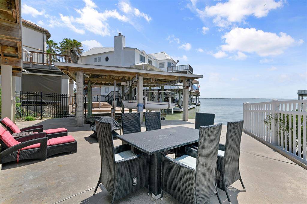 Bottom (boat level) can easily accomadate neighborhood BBQs or parties.