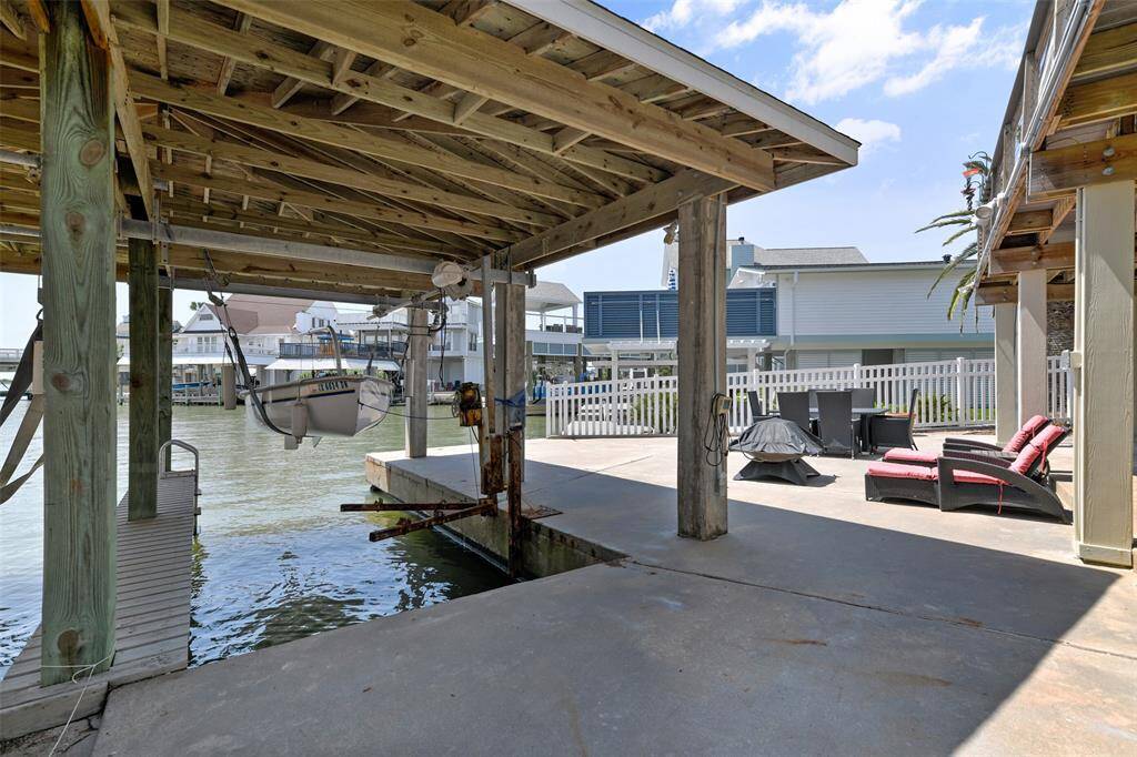 Sorry to out full time boaters, this is a shared boat house with one slip.