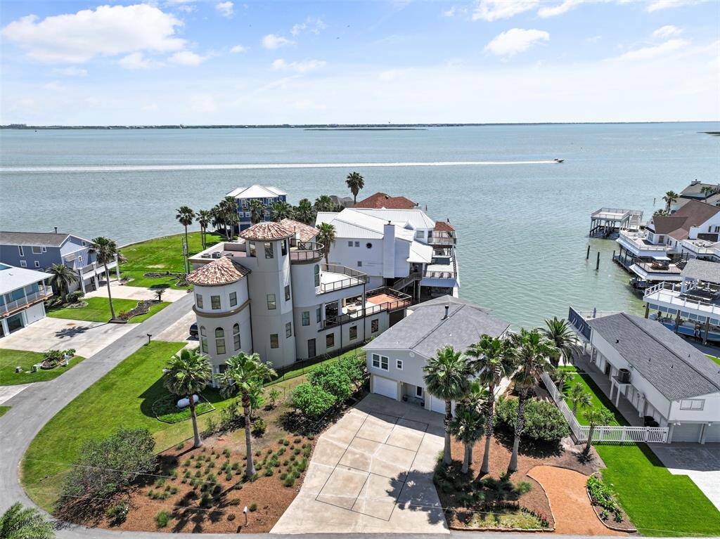 Enjoy Tiki Island and the Bay!