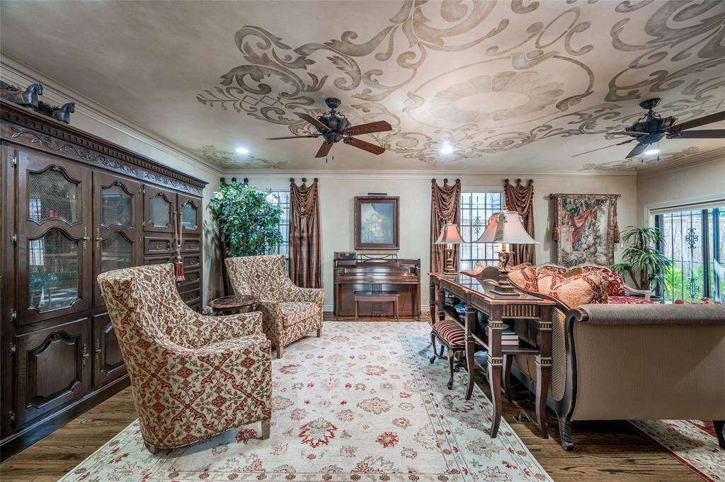 Another perspective of the living space shows its versatility and vast dimensions, ideal for creating separate sitting areas or multi-room configurations.