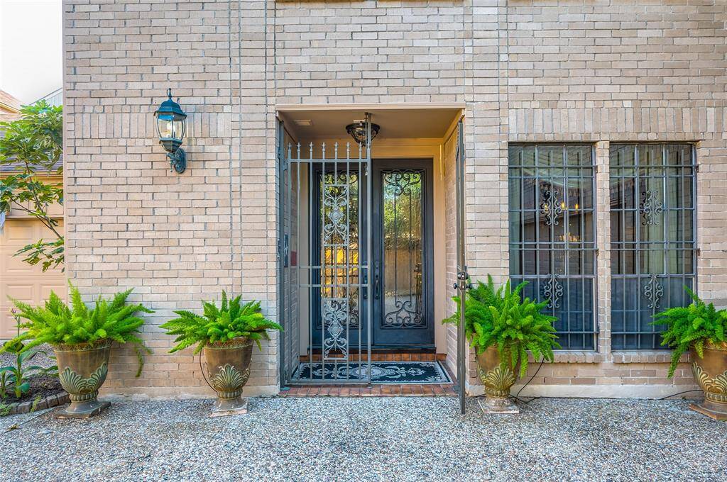 Located down a private driveway, this end unit tucked away from the street exudes traditional sophistication.