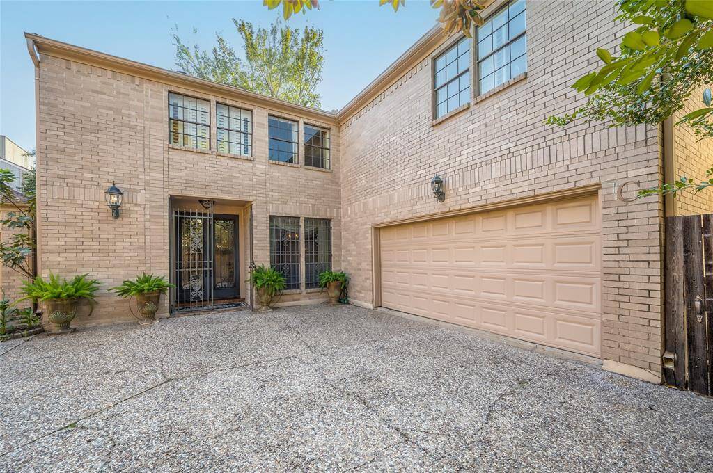 Enjoy the luxury of being the end unit in the community, with the large double wide driveway that can be utilized during any sort of gathering or hosting event.