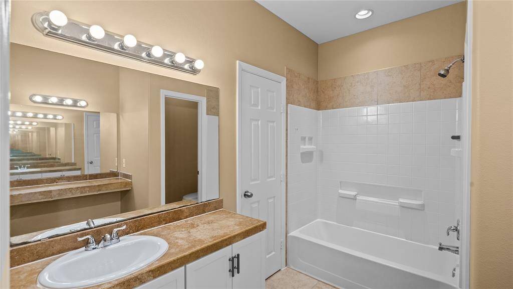 Primary bath w/ walk-in closet