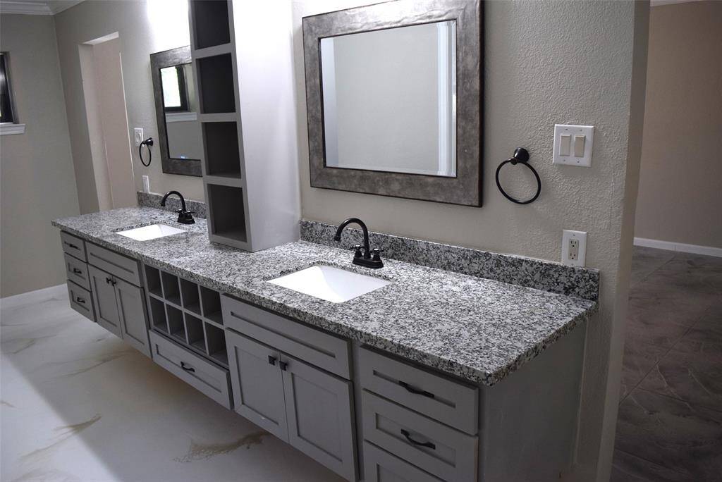 GRANITE COUNTERS IN MASTER BATH