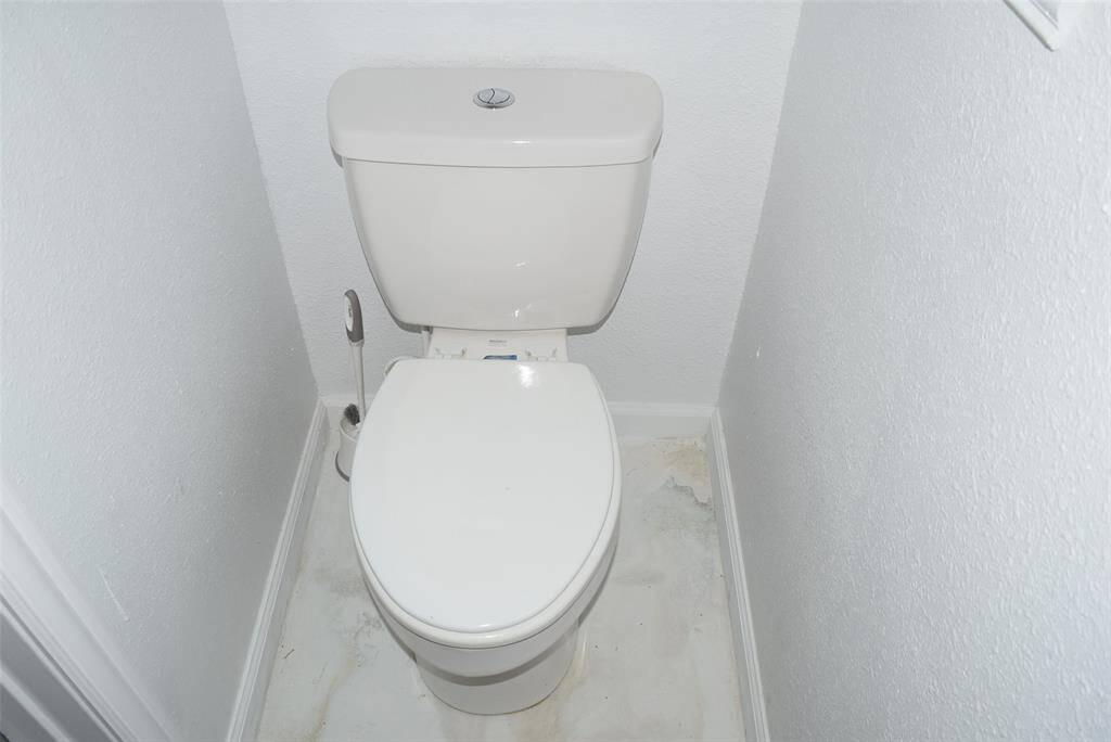 UTILITY ROOM 1/2 BATH