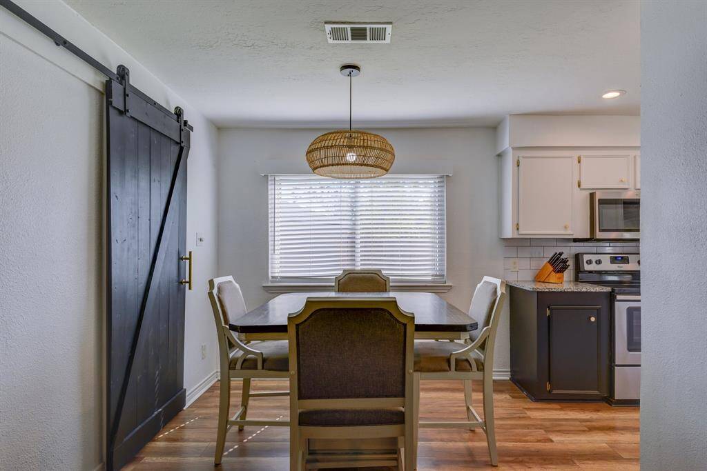 Eat in Kitchen dining area
