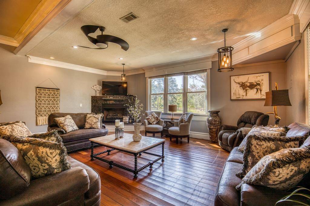 Large Living Room offers plenty of seating