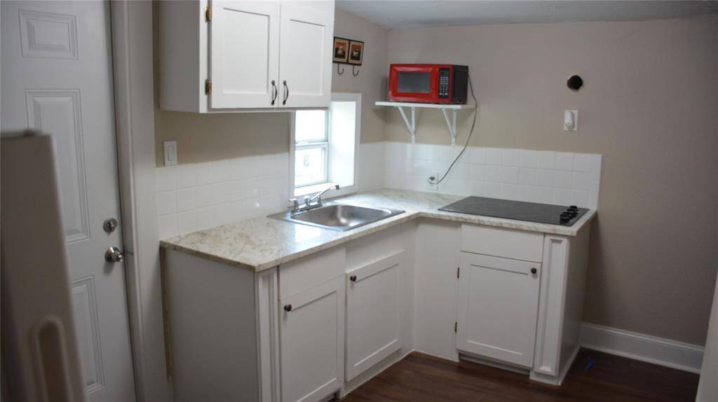 This apartment comes with stove, refrigerator and microwave