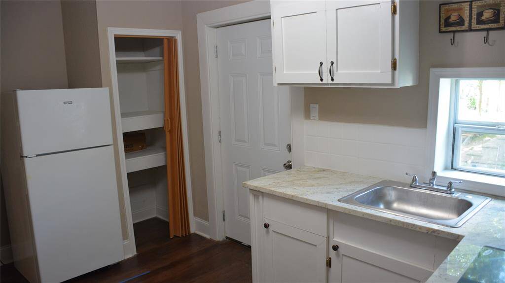 Apartment kitchen with granite countertops