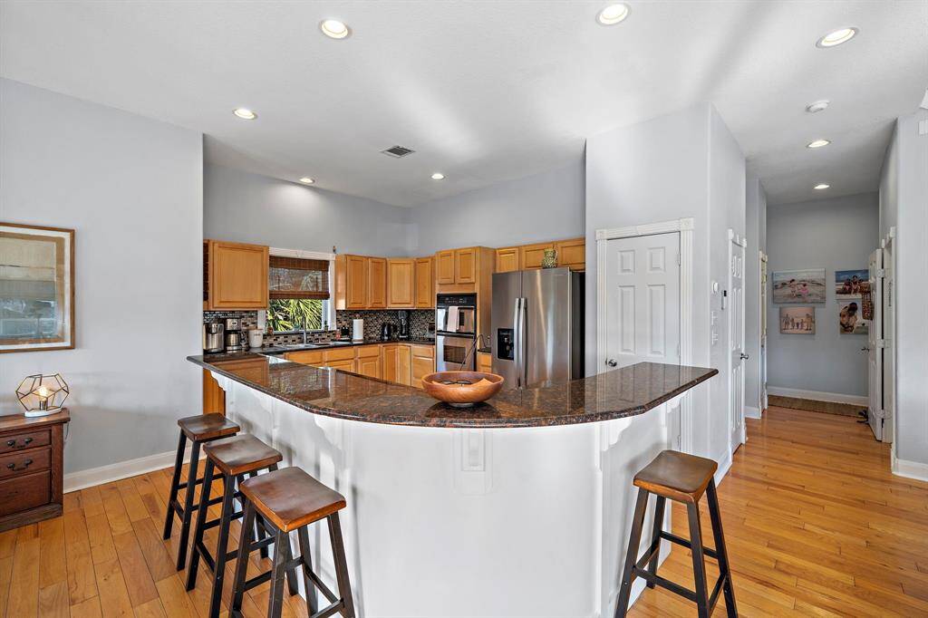 This inviting breakfast bar offers seating for four and a perfect spot to enjoy a quick meal or entertain while cooking. The kitchen’s layout ensures you’re always part of the conversation, whether hosting indoors or out.