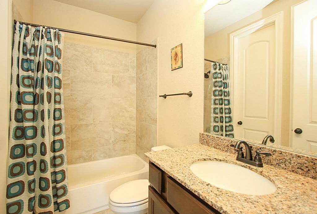 Full bath of 2nd bedroom down.