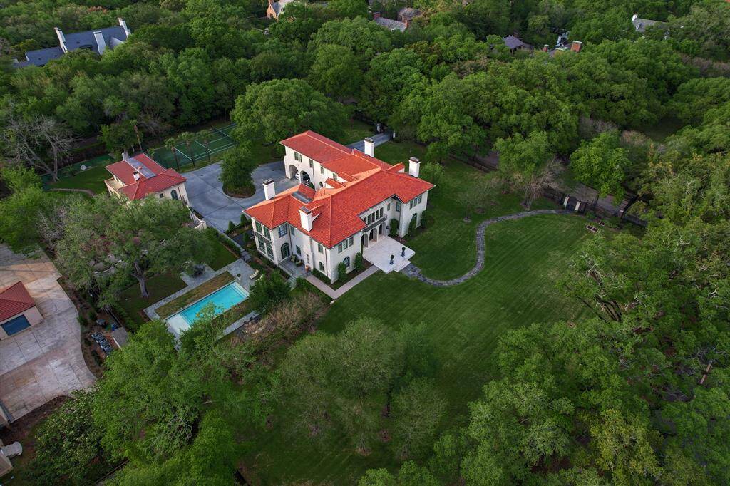 LOCATION LOCATION LOCATION...Home is located just off the stunning Meacom Fountain rounabout- a Houston landmark, that adds further beauty to the neighborhood. Adjacent to Rice University and 1 mile away from the Houston Zoo, Hermann Park, and the Medical Center and within a few mile of downtown.