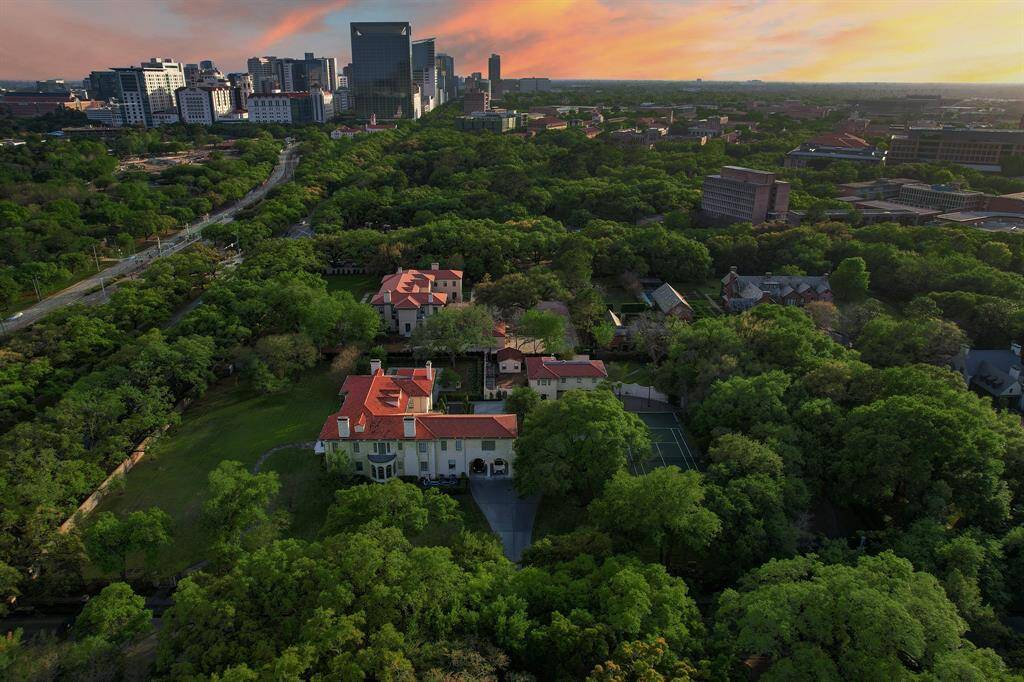 View looking towards to Med Center, Rice University and Herman Park!  All within 1 mile away!