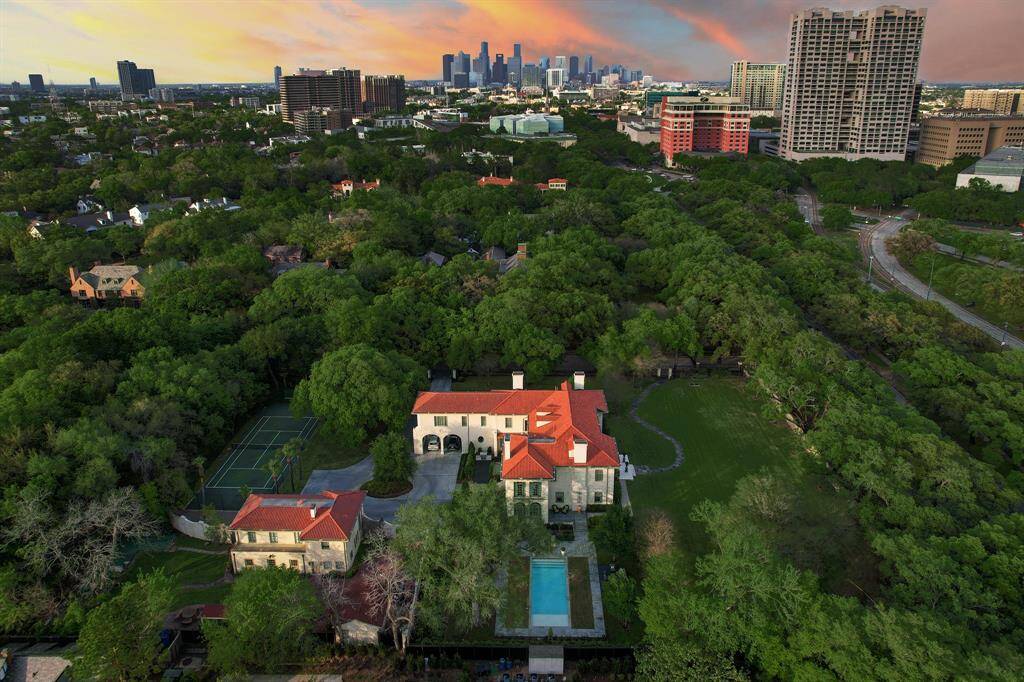 With proximity to Downtown, Med Center, Rice University trail, in the heart of Houston’s bustling Museum District, this is one of Houston’s most distinguished residences.
