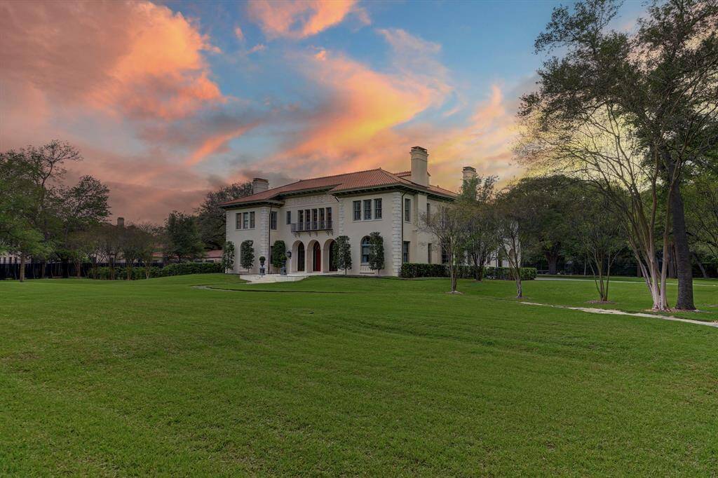 Magnificent estate on a sprawling 2+ acres tucked away behind the private gates of Shadyside.  Shadyside was developed by Texaco Founder in 1916 Joseph S. Cullinan.  Houston’s best architects designed the homes in this neighborhood.