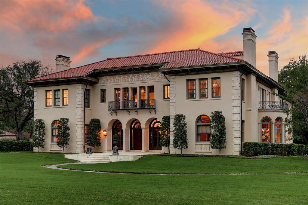 Situated behind the private gates of Shadyside, a subdivisions of 16 homes with rich history, the expansive grounds consists of 4/5++ in the main house, a 3 Car Carriage House with a full 2/1 apartment above (1,200+ sf) and 1 bedroom suite below, small "Artist Cottage" (330+sf), swimming pool, tennis court, a private drive with circular motor court and 2 car porte-cochere.