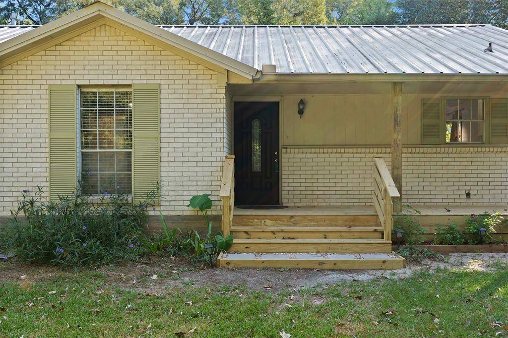 Notice the nice covered front porch.