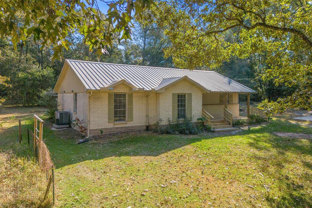 Beautiful front elevation and to the left you can see the fenced in area for the garden.