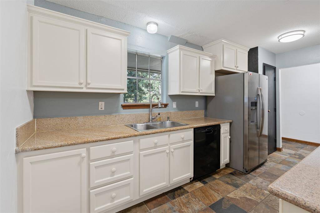 Nice and bright kitchen.