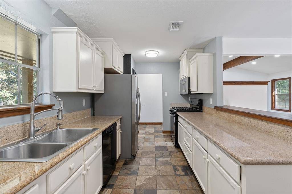 Nice color tones and plenty of counter space!