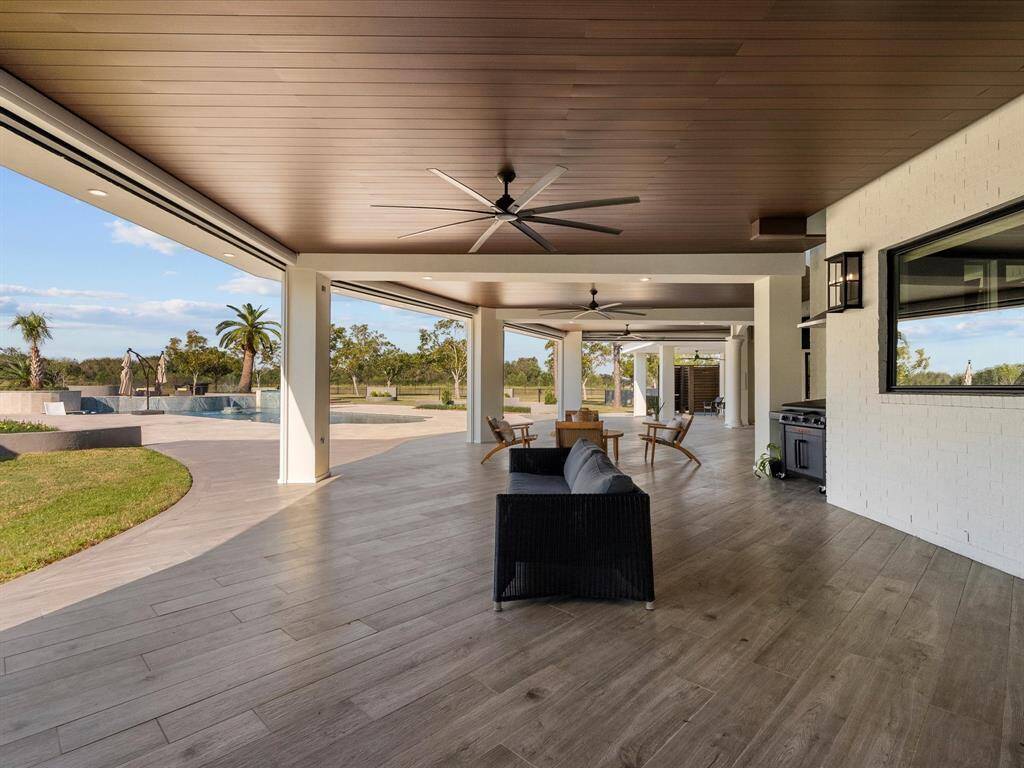 Patio has retractable screens