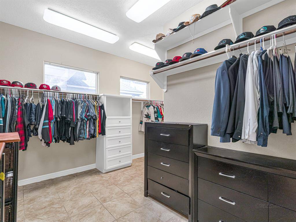 Huge wrap around walk-in closet
