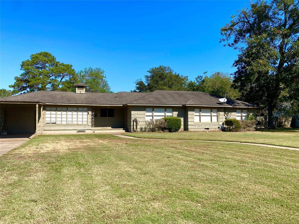 3 Bedrooms, 2 baths, office/study, great room, large .37 acre lot in town!  Excellent location!