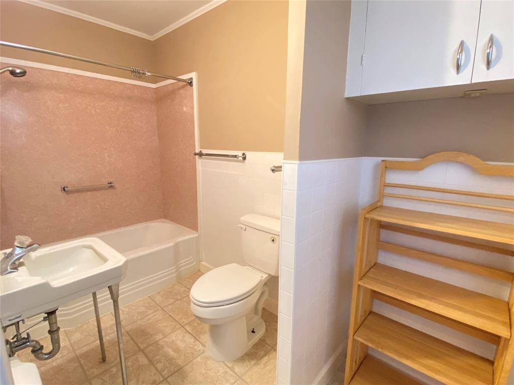 Primary Bathroom - tubh/shower combo