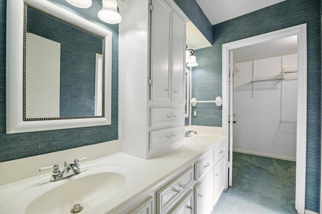 Enjoy the convenience of dual sinks in the en-suite bathroom, complete with a nice sized walk-in closet.