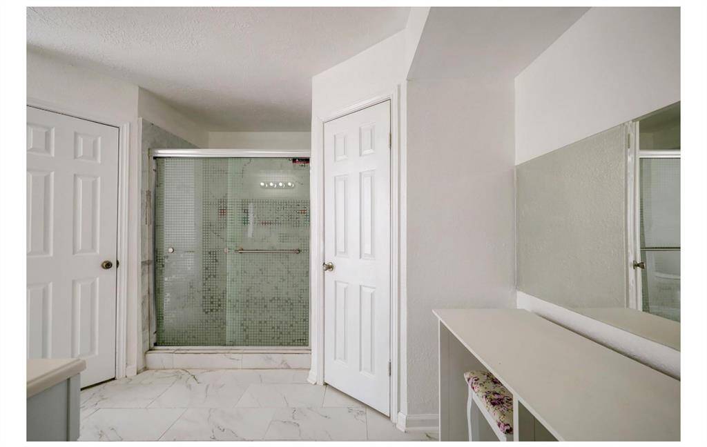 Primary bathroom en suite w/ walk in shower,2 closet