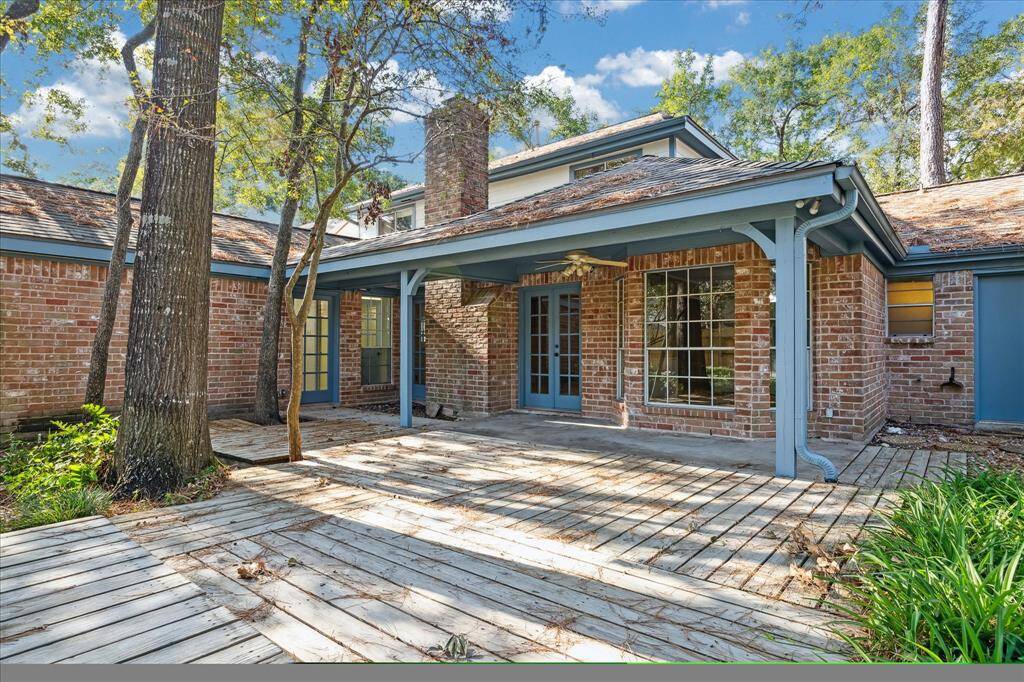 An ample outdoor area perfect for entertaining and versatile seating arrangements.